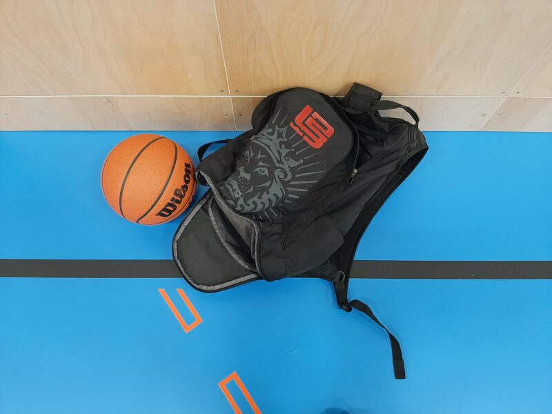 Foto von Basketball Ausrüstung mit Ball und Tasche