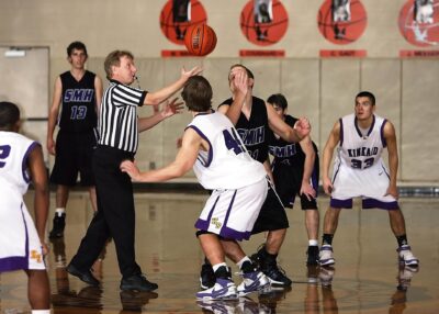 Basketball Regeln - Jump Ball bei einem Match indoor